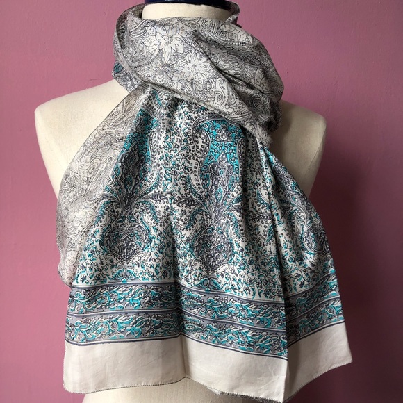 Beautiful Vintage blue&white silk scarf - Picture 2 of 11